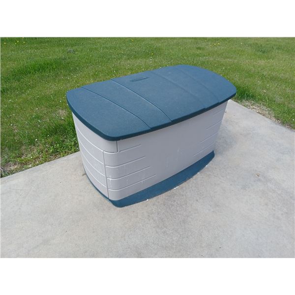 RUBBERMAID PATIO STORAGE BOX WITH CONTENTS