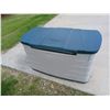 Image 4 : RUBBERMAID PATIO STORAGE BOX WITH CONTENTS