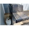 Image 7 : BROIL KING SS BBQ WITH SIDE BRNER AND TWO PROPANE TANKS