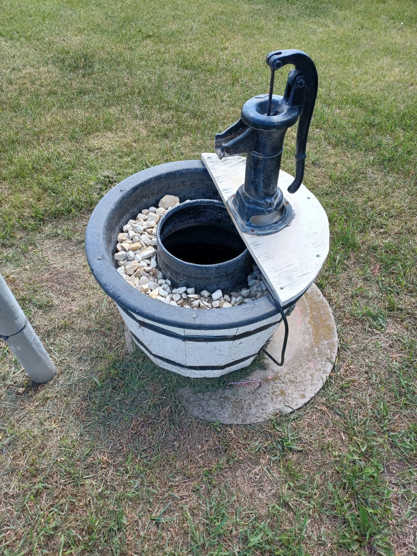 WATER FOUNTAIN WITH PUMP JACK