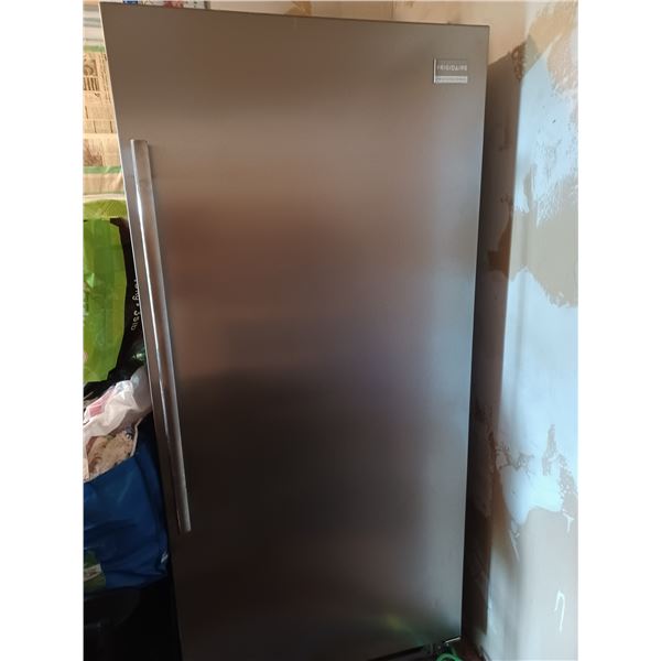 FRIGIDAIRE PROFFESIONAL SS FULL SIZE FRIDGE (WORKS) IN DAYSLAND