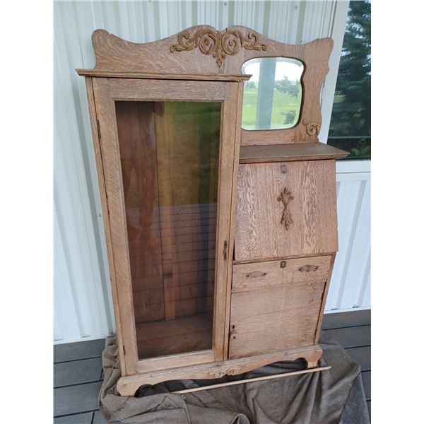 ANTIQUE CABINET    (LOCATED DAYSLAND)