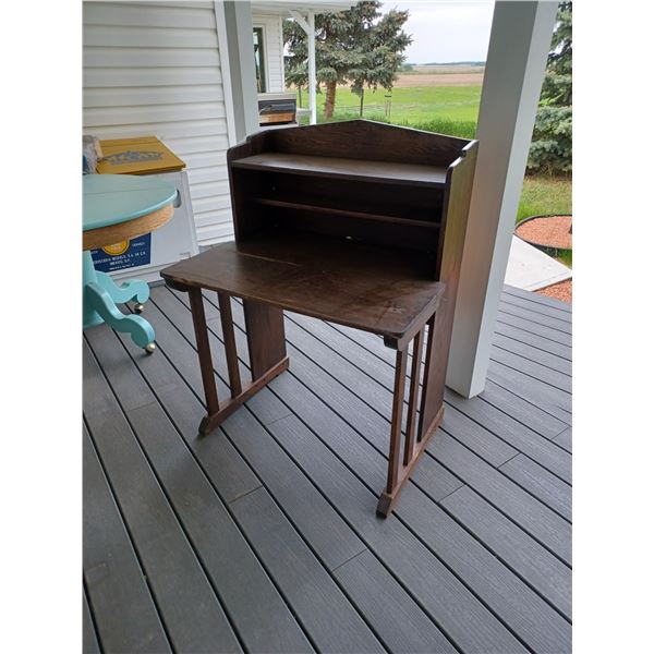 ANTIQUE OAK TABLE/DESK   (LOCATED IN DAYSLAND)