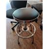 Image 2 : ROUND STOOL & OFFICE CHAIR
