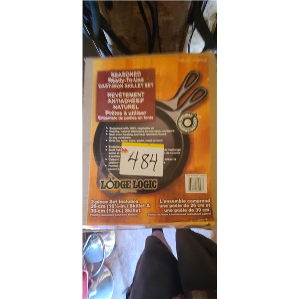 2-PC SEASONED CAST IRON SKILLET SET (IN BOX)