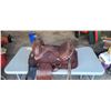 Image 3 : BROWN TOOLED LEATHER SADDLE & STAND