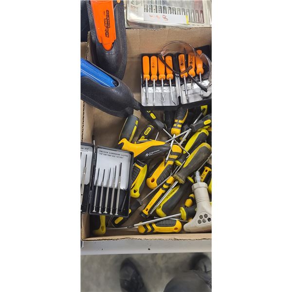 LARGE LOT OF ASSORTED SCREWDRIVERS