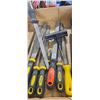 Image 2 : 1 LOT: RASPS  & FILES + A FLAT OF LARGE ASSORTMENT OF SCREWDRIVERS.
