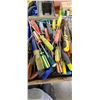 Image 3 : 1 LOT: RASPS  & FILES + A FLAT OF LARGE ASSORTMENT OF SCREWDRIVERS.