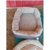 Image 3 : TWO LARGE DOG BEDS