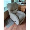 Image 28 : KEYSTONE CHALLENGER 29 RKP 5TH-WHEEL TRAILER, DBL SLIDE OUT, AC, AWNING VIN: 4YDF29R275H404089