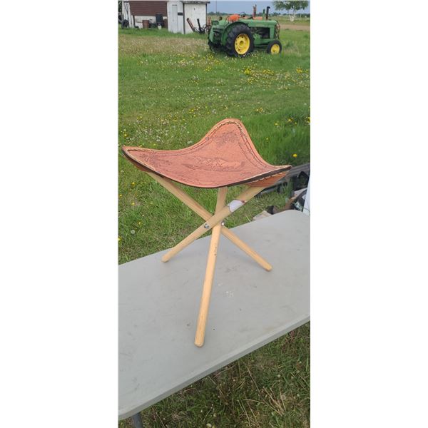 COLLAPSABLE TOOLED LEATHER 3 LEGGED STOOL