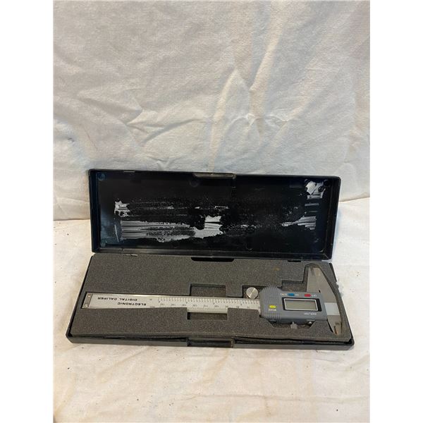 Electronic digital caliper