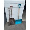 Image 1 : Shovels and pitch fork