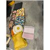 Image 1 : Assorted cushions