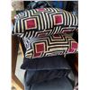 Image 1 : 4 throw cushions