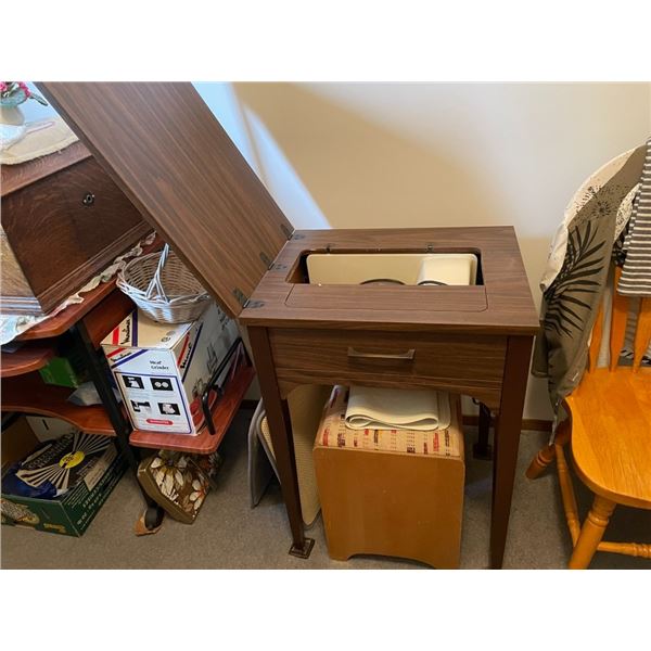 Singer sewing machine w/cabinet