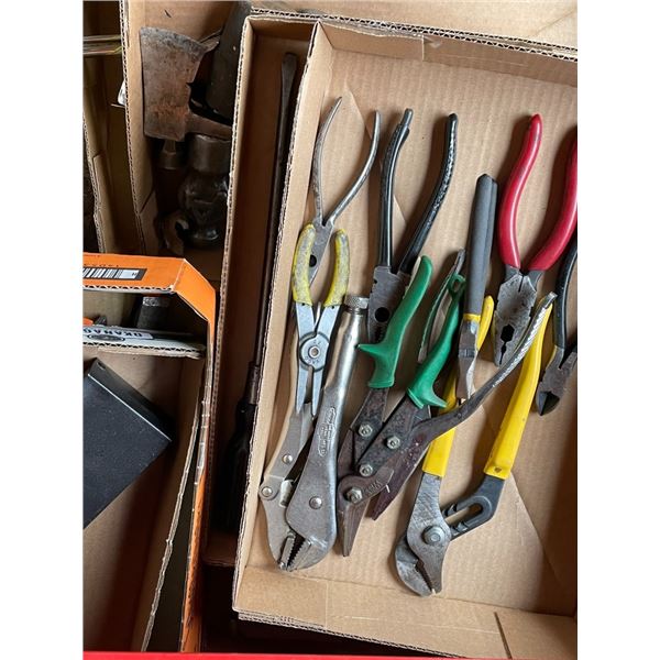 Plyers, Tap and die set