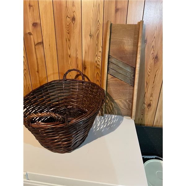 Wicker basket, Bath Handle, Mens grooming supplies
