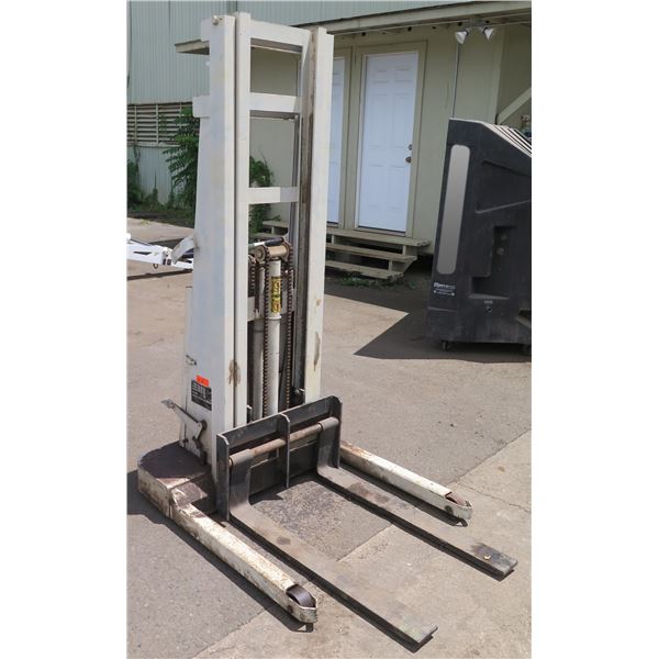 Crown Forklift Capacity 1500 lbs Pallet Stacker Model 15BT (Lifts See Video)