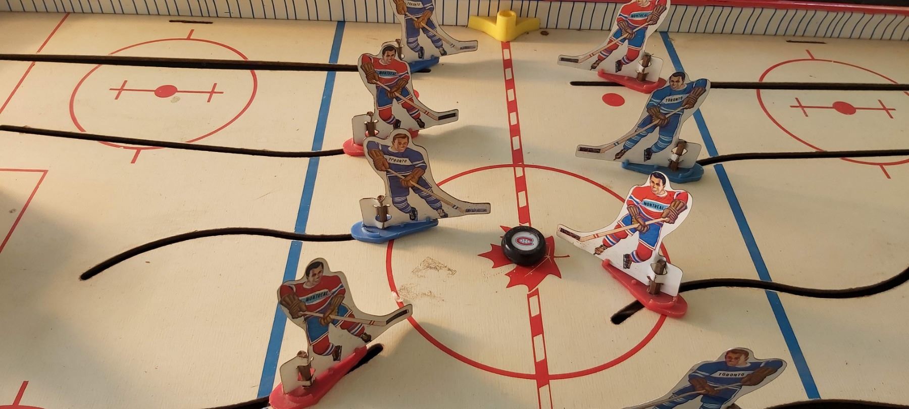 Vintage Munro Table Hockey Game & 1960's metal players from