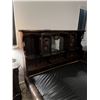 Image 2 : KING SIZE WATERBED WITH NEW MATTRESS NICE COND