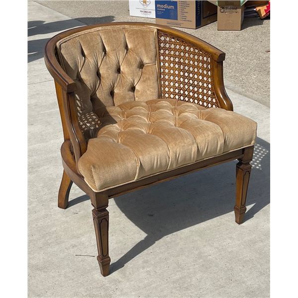 MID CENTURY TUFTED ACCENT CHAIR