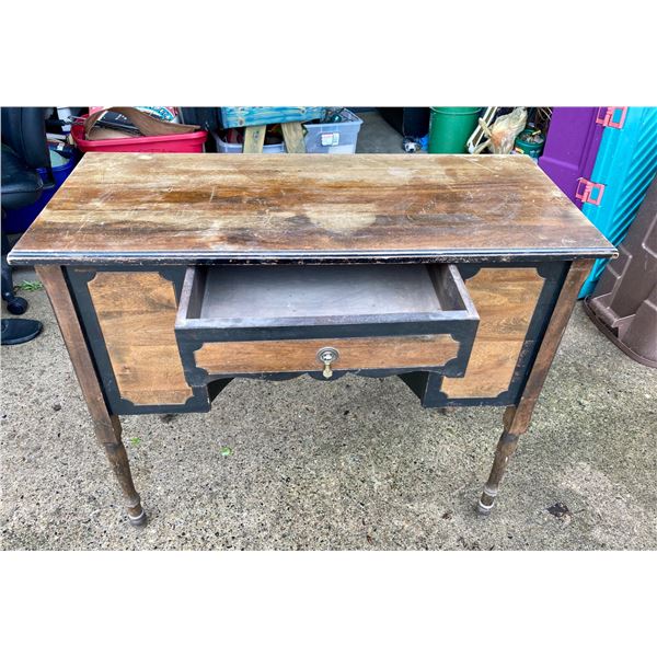 WOODEN DESK - PROJECT PIECE