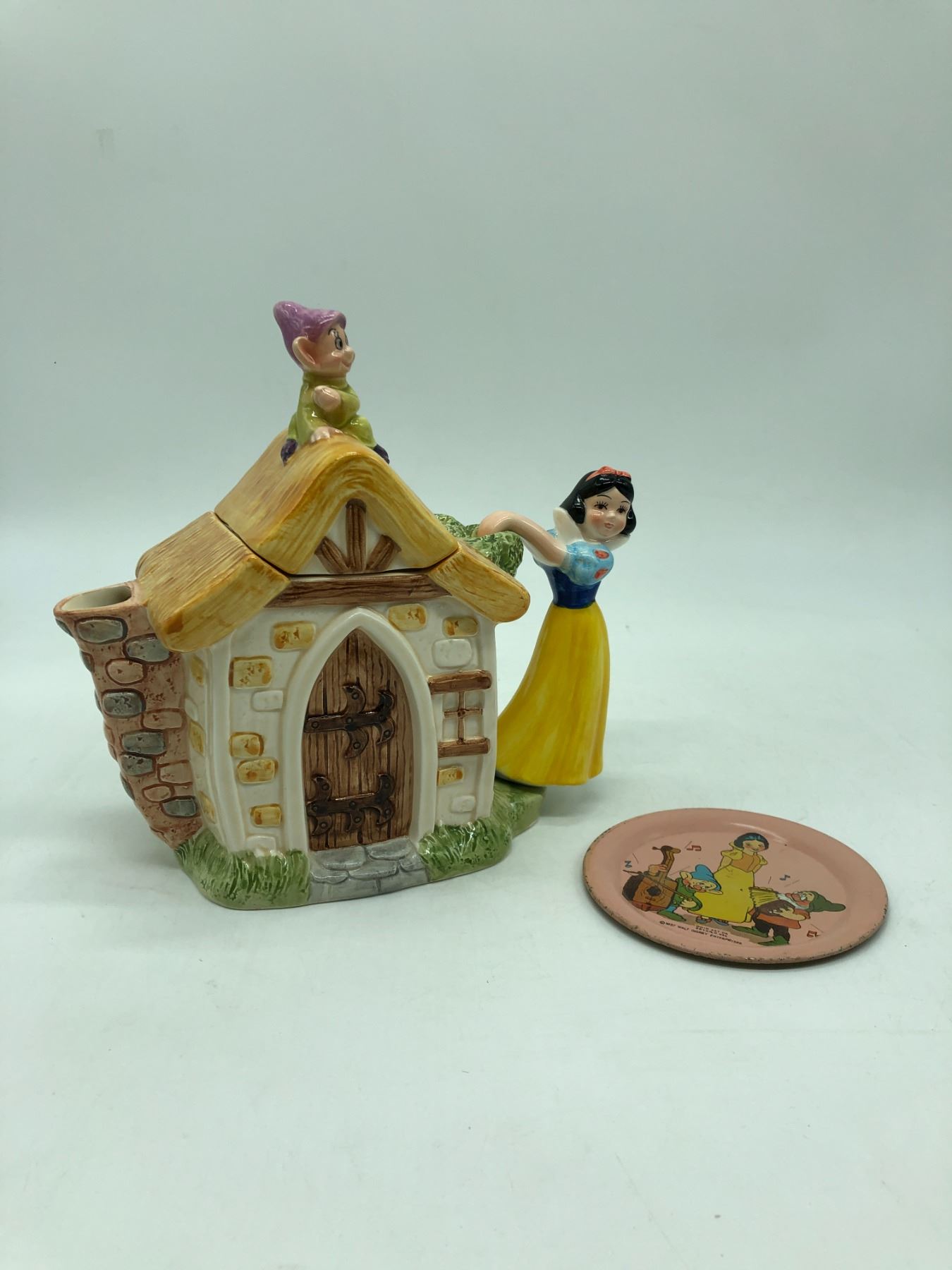Snow white & dopey ceramic tea pot (made in Japan) Approx 8