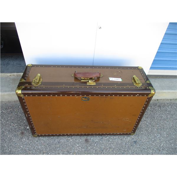Vintage trunk - Langmuir