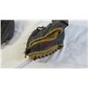 Image 3 : (2) boys baseball gloves