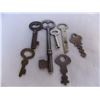 Image 4 : (13) vintage keys and (4) Ford keys (1) G.M. key
