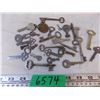 Image 1 : (24) vintage keys and 1 Hotel key and 1 Ford key