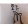 Image 3 : (24) vintage keys and 1 Hotel key and 1 Ford key