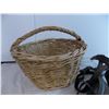 Image 2 : Wicker basket and leather belt and straps