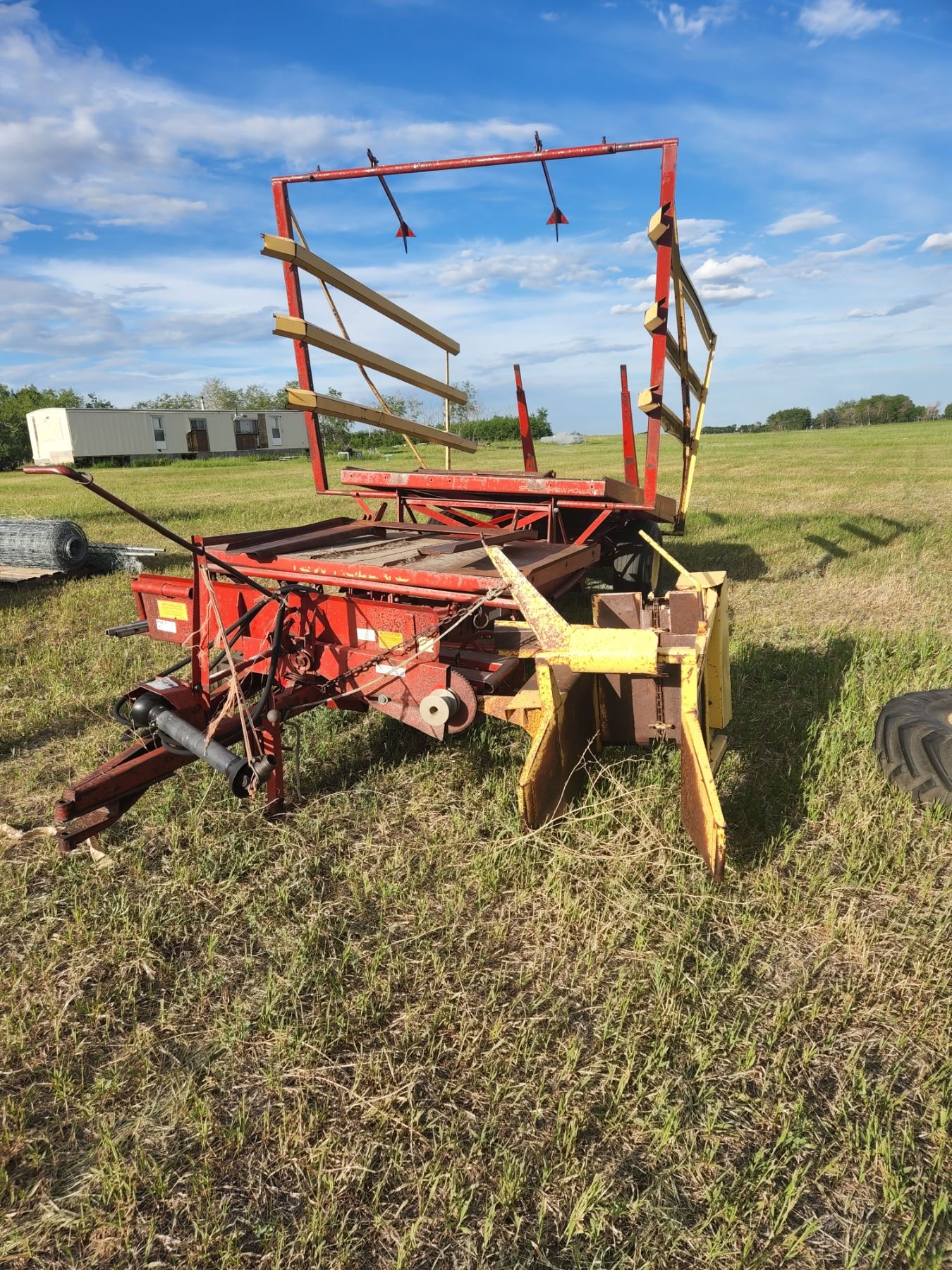 Stackliner New Holland Stackliner Model 1002 bale wagon - complete but needs repair