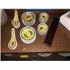 Image 3 : Shelf lot of vintage kitchenware - includes signed bowls/spoons/chopsticks etc.