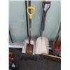 Image 2 : BUNDLE OF GARDEN TOOLS, RAKES, SHOVELS
