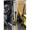 Image 1 : BUNDLE OF SQUEEGIES, SPLITTING MAUL, WEEDER, LASSO AND METAL FRAME