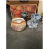 Image 2 : 2 BOXES OF HORSE STAUTE, VASES AND LARGE CANDLE