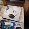 Image 2 : PHILLIPS HD CLASSIC ANTENNA AND 3 PHILLIPS UNIVERSAL REMOTES