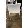Image 3 : PAIR OF MODERN WHITE CHAIRS