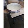 Image 8 : 2 BOXES OF DECORATIONS, FIREPLACE COMPANION SET, PLATTERS