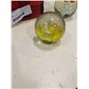 Image 3 : TRAY OF ART GLASS PAPERWEIGHTS