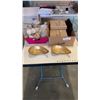 Image 1 : LOT OF GLASS PLATTERS AND DECORATIVE SHELLS