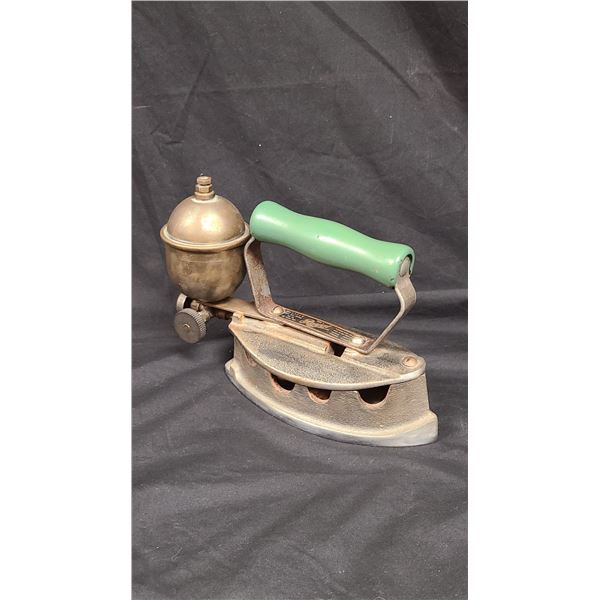 ANTIQUE ROYAL WHITE GAS IRON