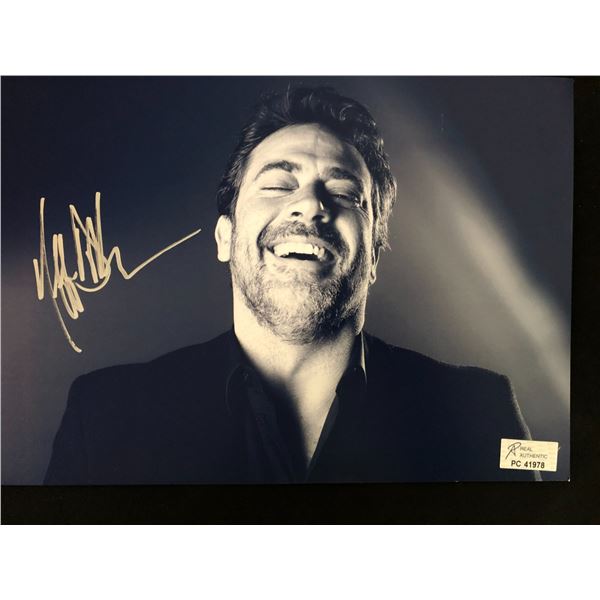 JEFFREY DEAN MORGAN SIGNED 8X10 PHOTO (RA COA)