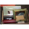 Image 1 : BOX OF PICTURE FRAMES