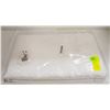 Image 1 : NEW NEEWER 6' X 9' WHITE BACKDROP
