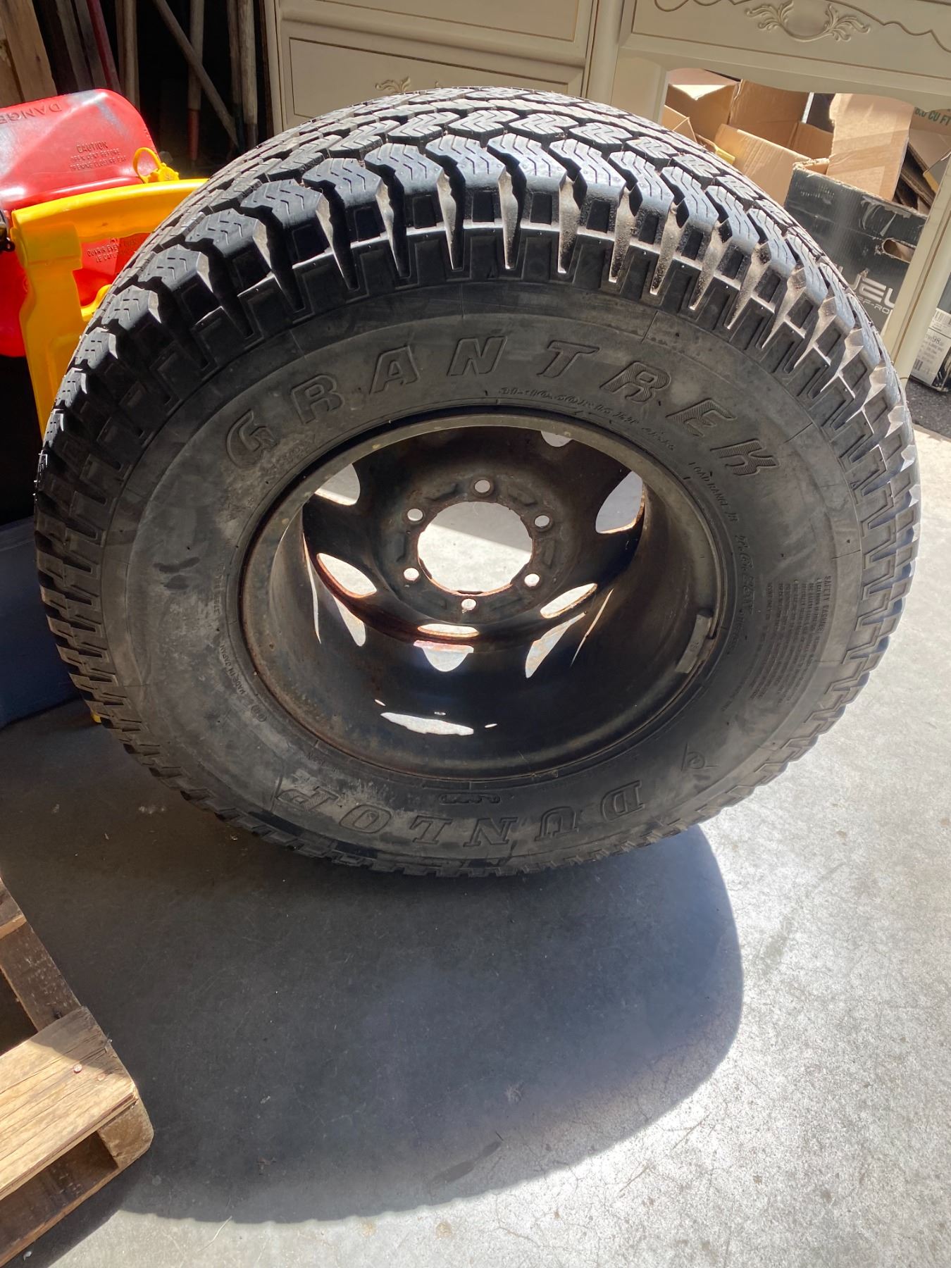 Tire rim 31x10.50R15 LT